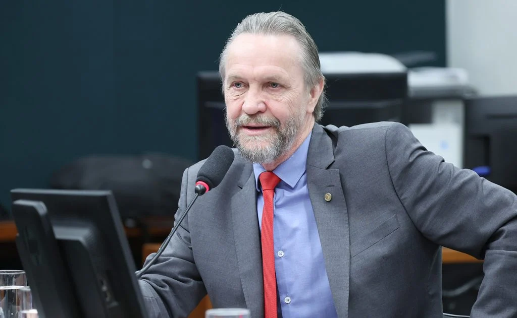 Líder do PT sofre AVC em reunião da Câmara e é levado até hospital privado