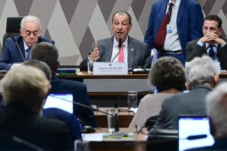 CCJ do Senado aprova PEC que acaba com jornada 6x1