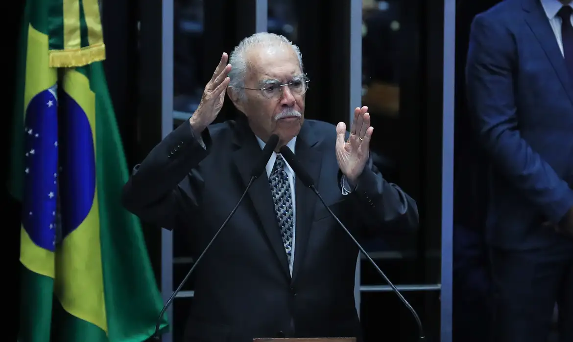 Aos 96 anos, ex-presidente José Sarney é internado em São Luís com pneumonia