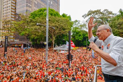 Manifestantes pró-Lula depredam estações de metrô durante ato do PT na Paulista