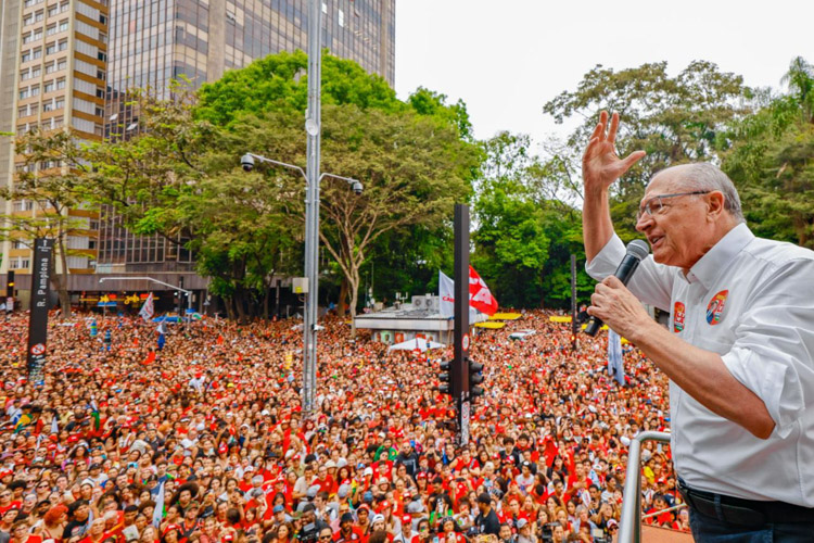 Manifestantes pró-Lula depredam estações de metrô durante ato do PT na Paulista
