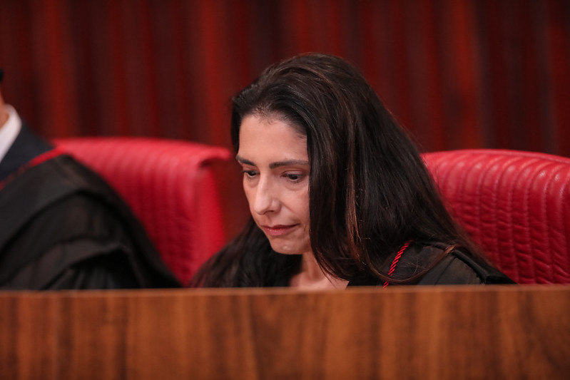 Ministra que apoiou Lula derruba regra aceita pelo PT após petista deixar púlpito vazio