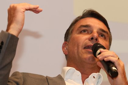 Flávio chega a 53% e Lula cai a 47% em pesquisa PoderData para o segundo turno