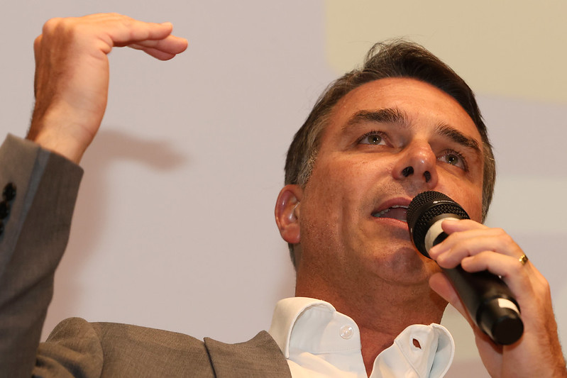 Flávio chega a 53% e Lula cai a 47% em pesquisa PoderData para o segundo turno