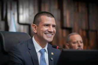 TSE anula votos de Garotinho e Douglas Ruas é eleito governador do RJ