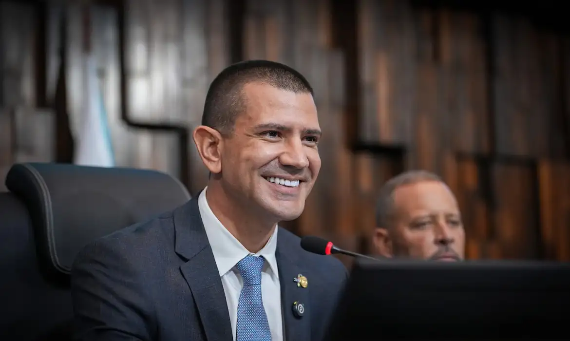 TSE anula votos de Garotinho e Douglas Ruas é eleito governador do RJ